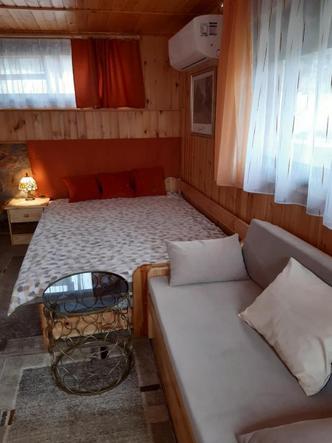 Matyas Apartman Tard Exterior photo