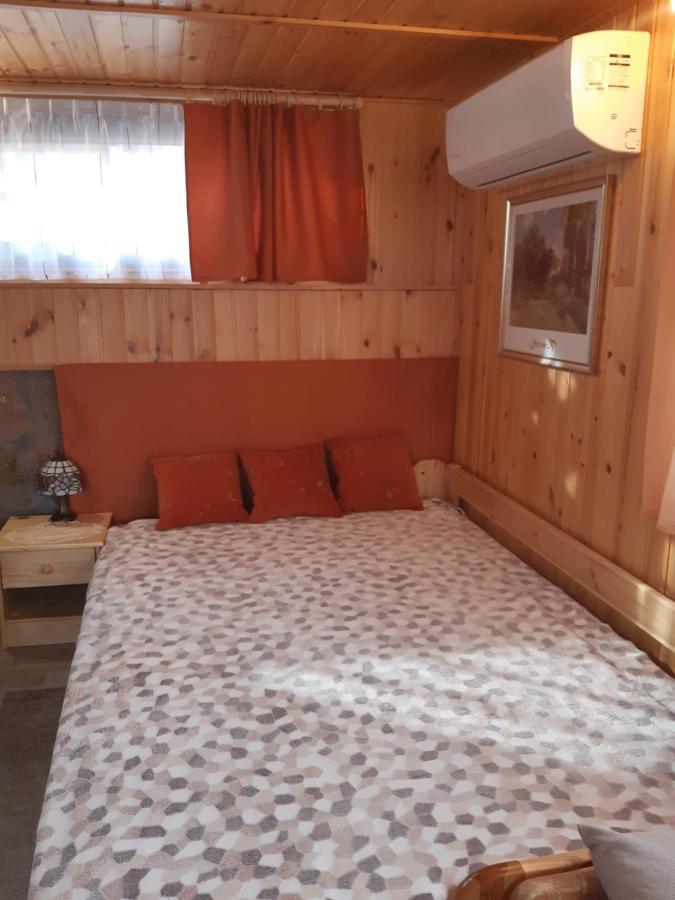 Matyas Apartman Tard Exterior photo