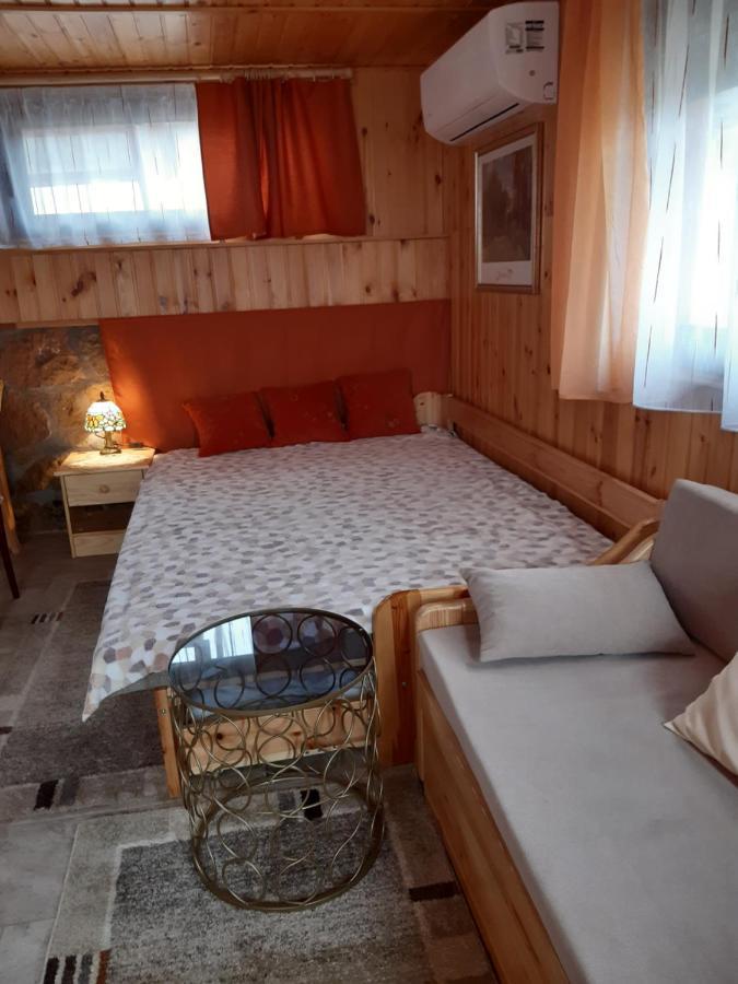 Matyas Apartman Tard Exterior photo